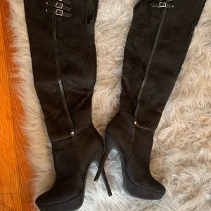 Black high boots 🖤